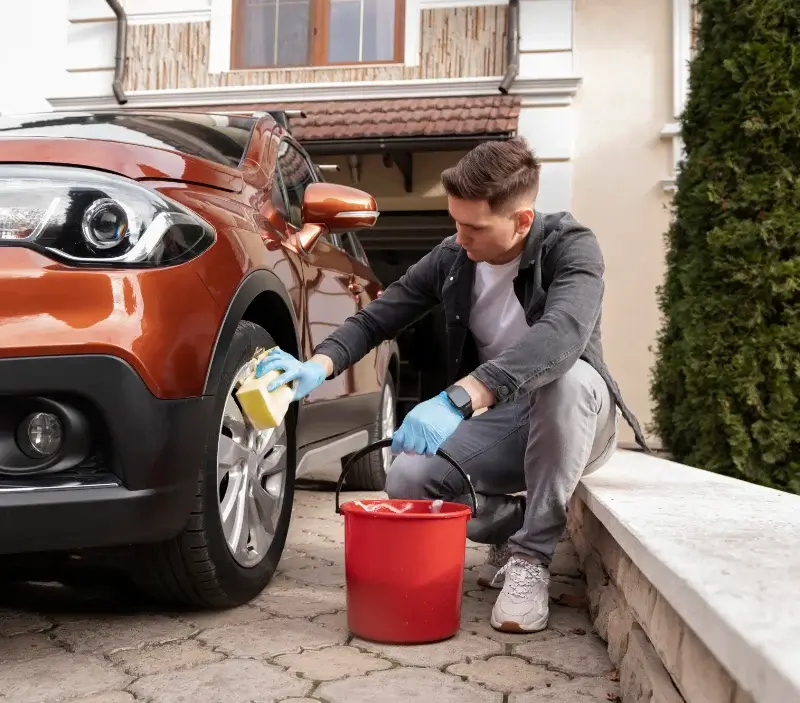 Lavage auto à domicile Auneau-Bleury-Saint-Symphorien : professionnel intervenant sur un véhicule